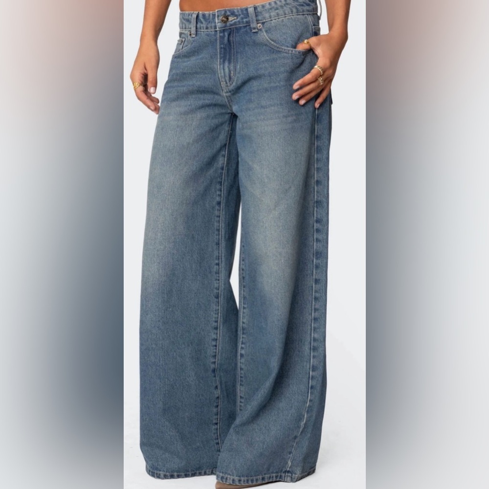 Edikted low rise jeans, brand new with tags. size small.